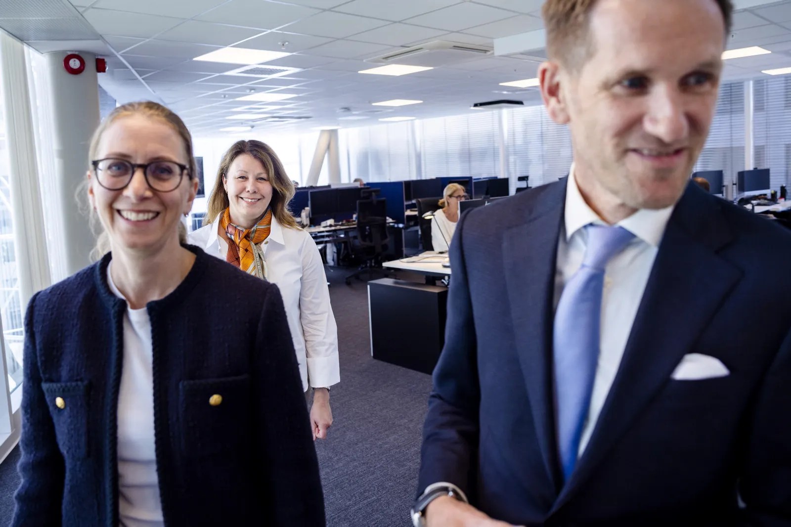 Bilde av Henrik, Anna-karin og Maria på et kontor
