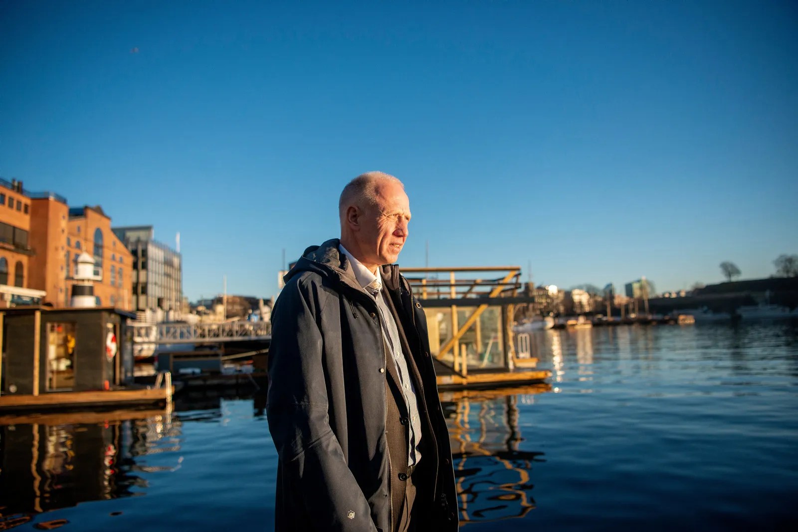 Kristian Tunaal ser utover havet