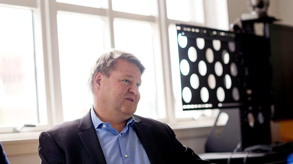 Helge Arnesen sitter på et kontor