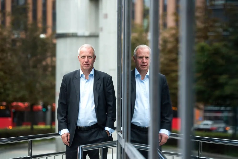 Kristian Tunaal utenfor en bygning