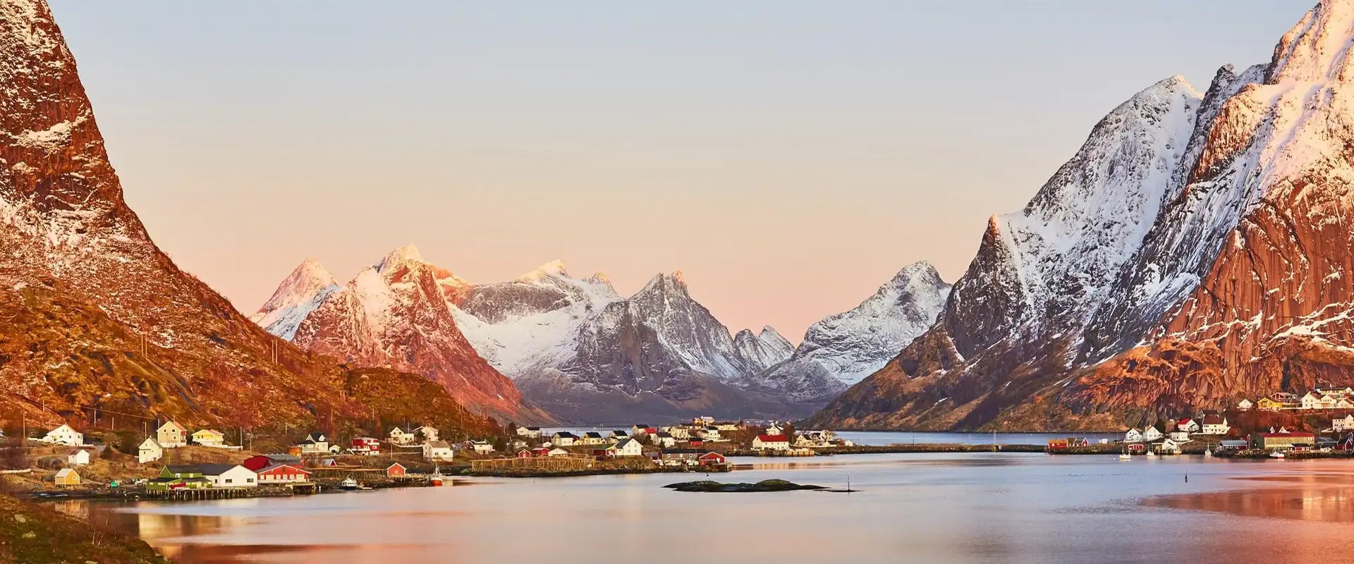 Hav og høye fjell.