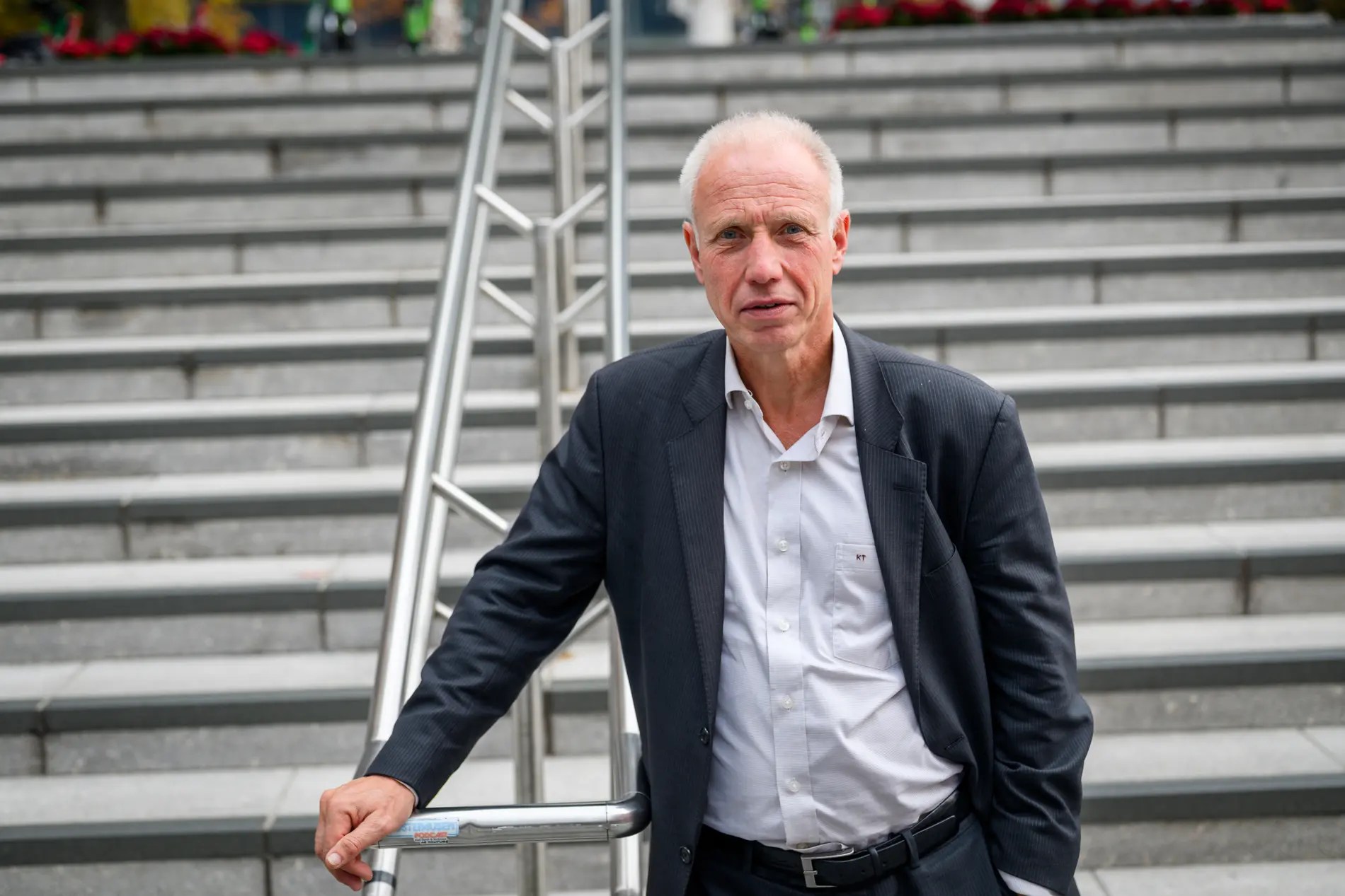 Kristian Tunaal nederst i en trapp