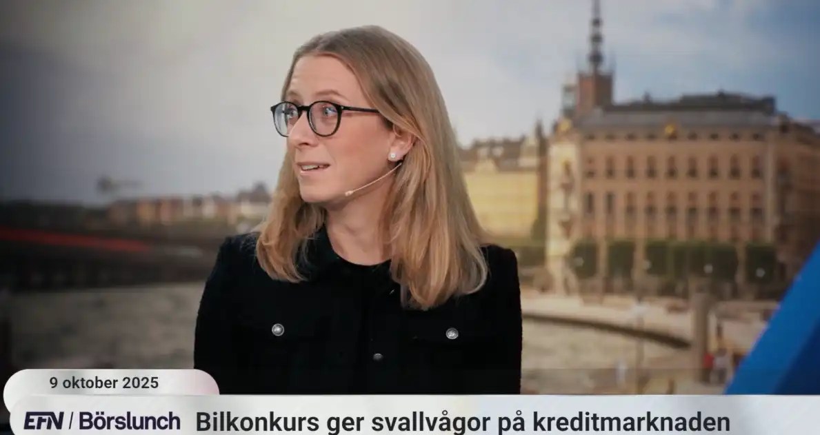 Anna-Karin sitter i et studio hos EFN