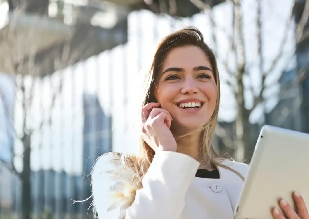Dame snakker i telefon ute