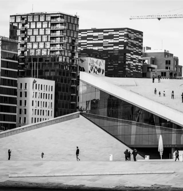 Oslo i grått, med bygninger og opera i bakgrunnen