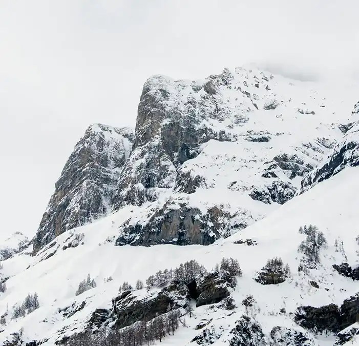 Snø på et høyt fjell